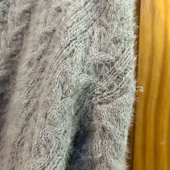 Beautiful like new Lucky Brand gray cozy sweater size M - Picture 3 of 9
